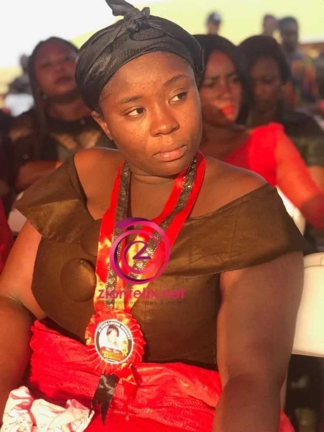 Maame Serwaa in funeral clothing and wears a sad look on her face Maame Serwaa in funeral clothing and wears a sad look on her face