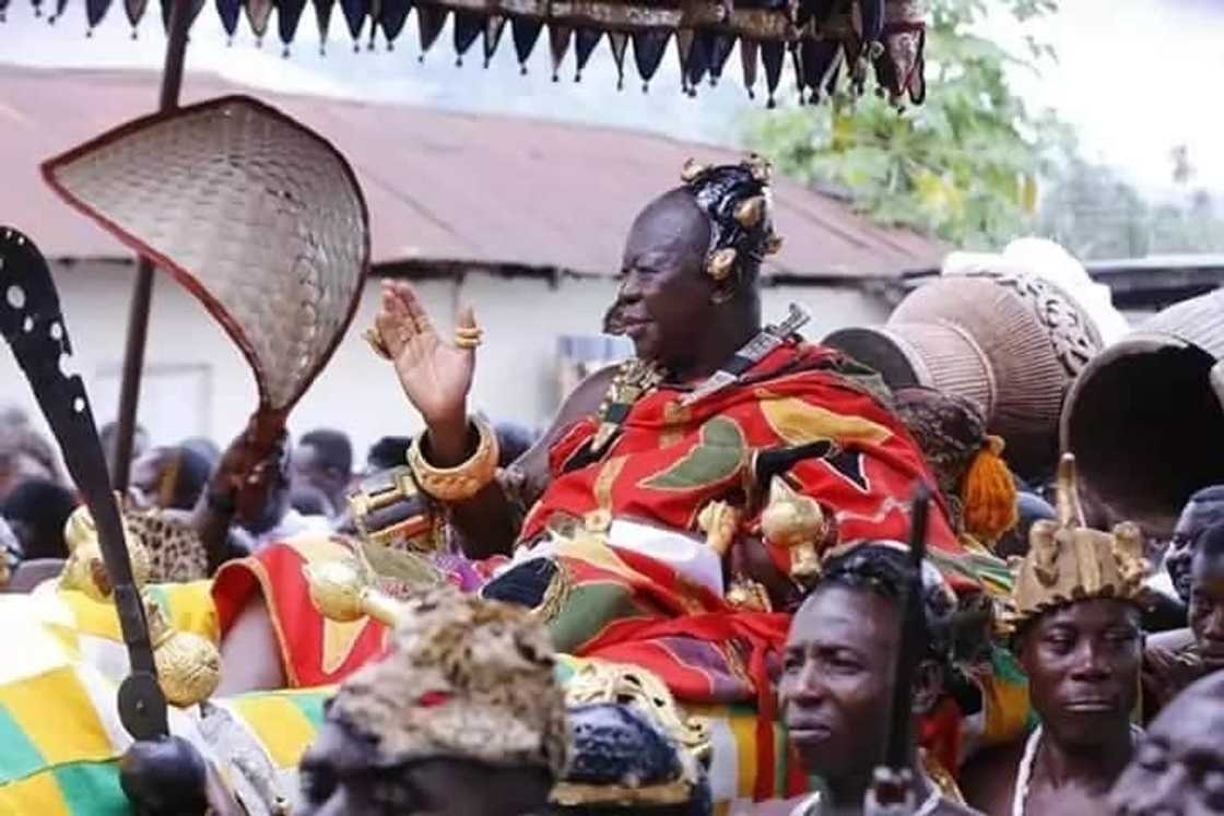 Here are photos of Otumfuo Osei Tutu II's rarely seen dress he wore to see Okyenhene