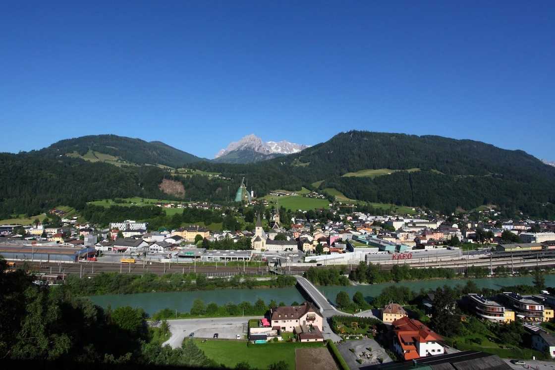 List of cities in Austria
List of popular cities in Austria
List of names of cities in Austria
States in Austria