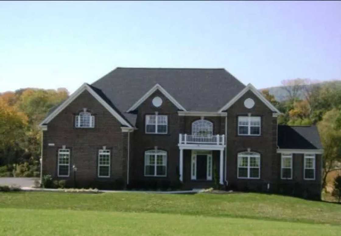 A photo of a house A photo of a house