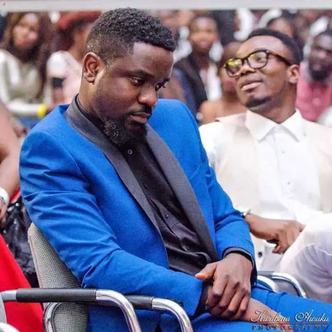 Sarkodie: Video of Rapper Spraying cash at Event in new Video has fans Reacting