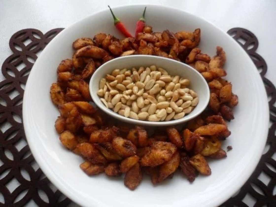 Kelewele served with nuts