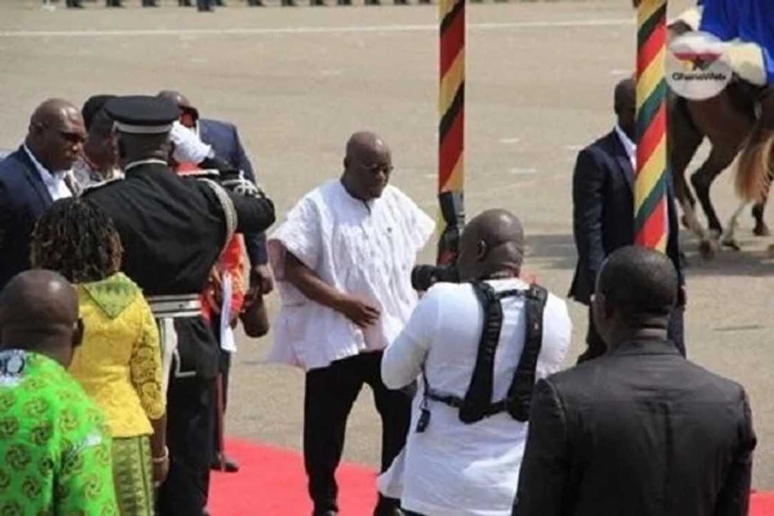 Four students and military personnel collapse during independence march Four students and military personnel collapse during independence march