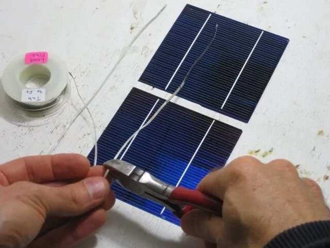 How to make a solar panel with household items