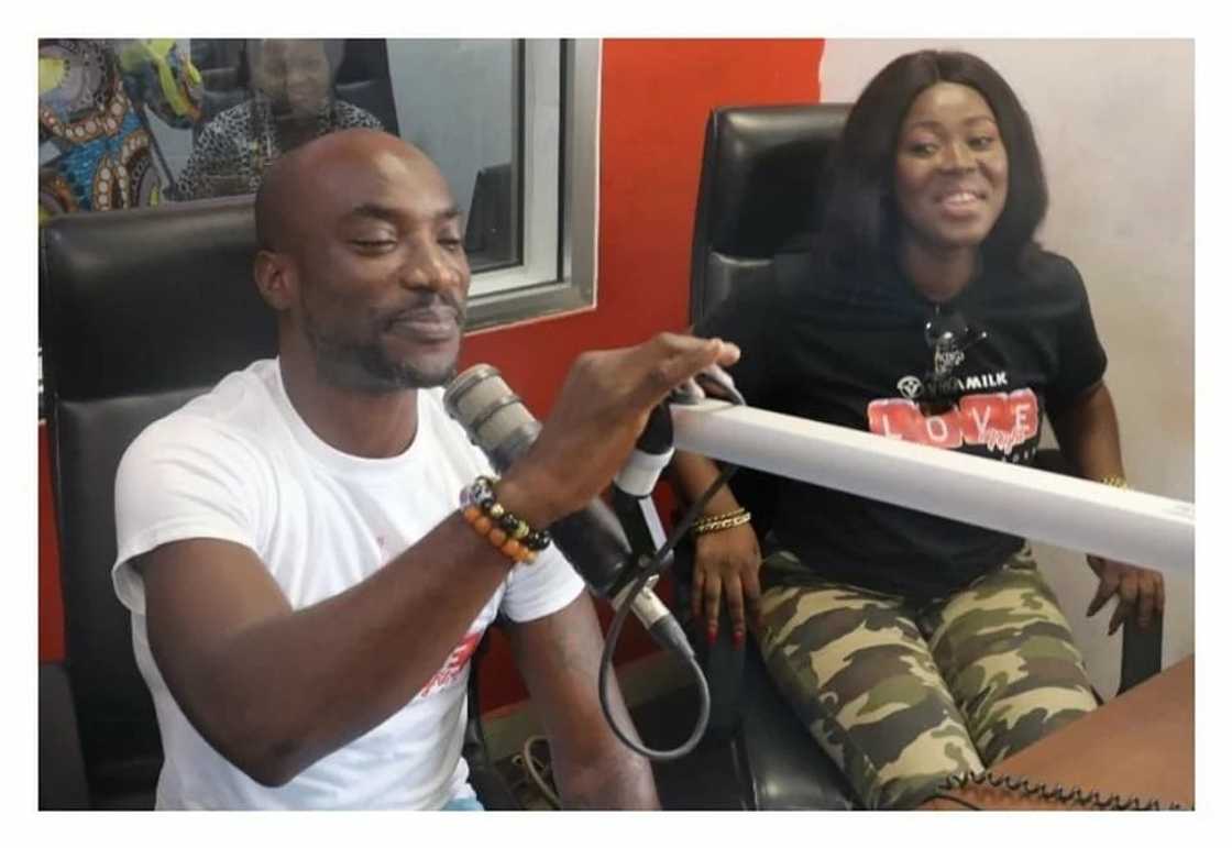 Kwabena Kwabena gives his manager, Fremar Ashkar the ‘biggest’ Valentine gift ever; a tattoo on his body to honour her Kwabena Kwabena gives his manager, Fremar Ashkar the ‘biggest’ Valentine gift ever; a tattoo on his body to honour her