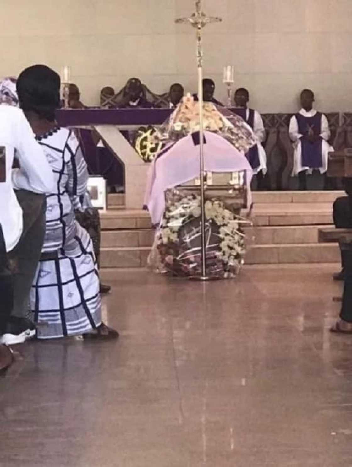 11 sad photos from Franky Kuri's burial that will break your heart today 11 sad photos from Franky Kuri's burial that will break your heart today