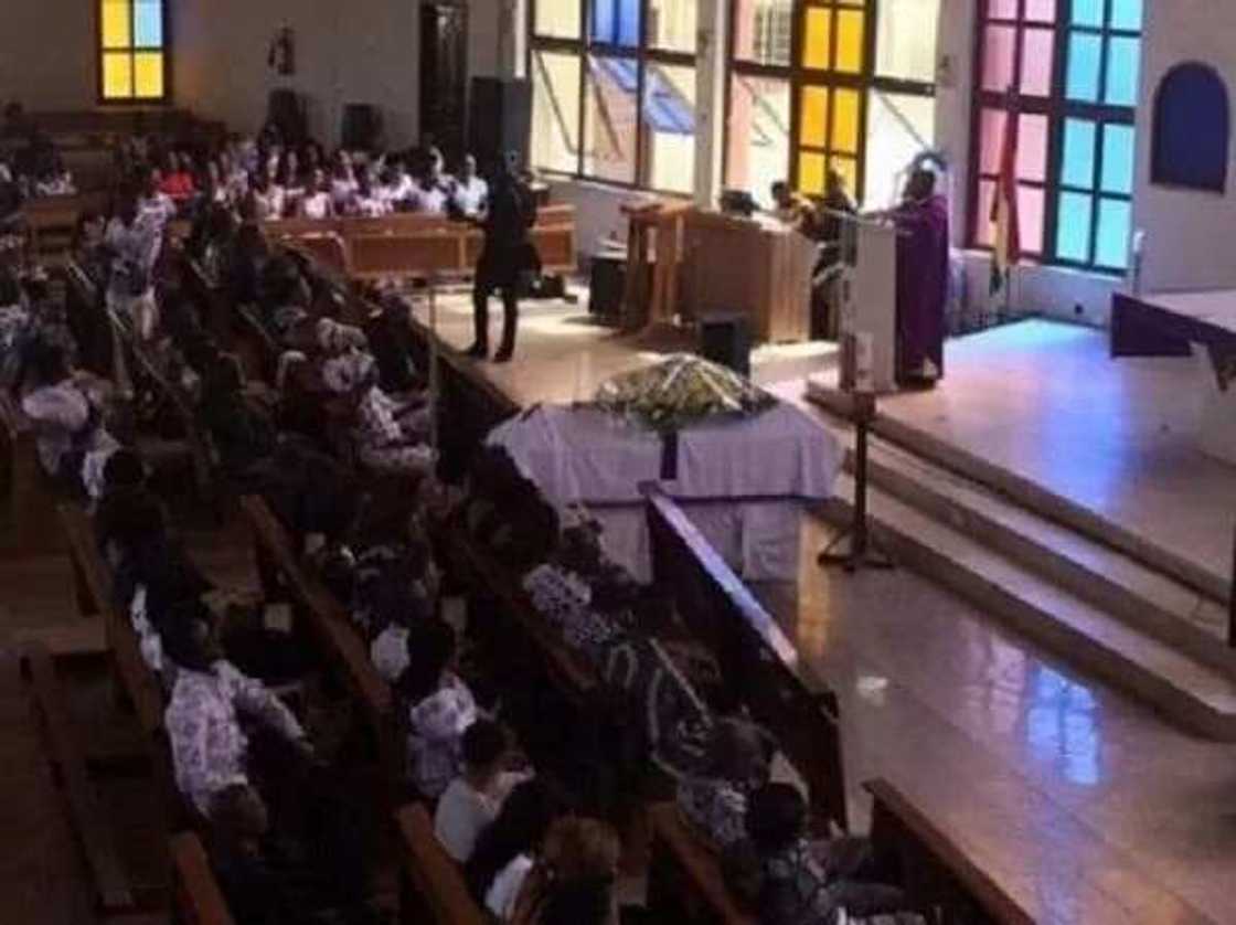 11 sad photos from Franky Kuri's burial that will break your heart today 11 sad photos from Franky Kuri's burial that will break your heart today