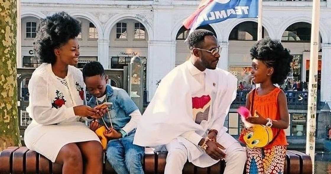 Okyeame Kwame And Wife Cause Traffic in Dubai; Children Grow Big and Tall Okyeame Kwame And Wife Cause Traffic in Dubai; Children Grow Big and Tall