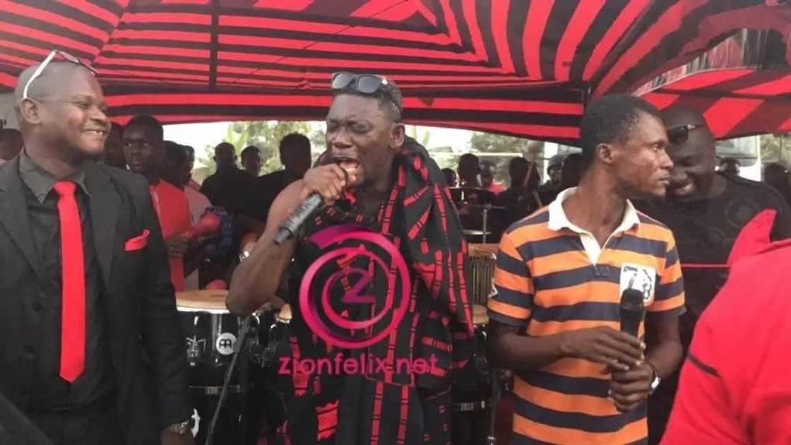 Actor Agya Koo clad in traditional funeral cloth, sings at a funeral Actor Agya Koo clad in traditional funeral cloth, sings at a funeral
