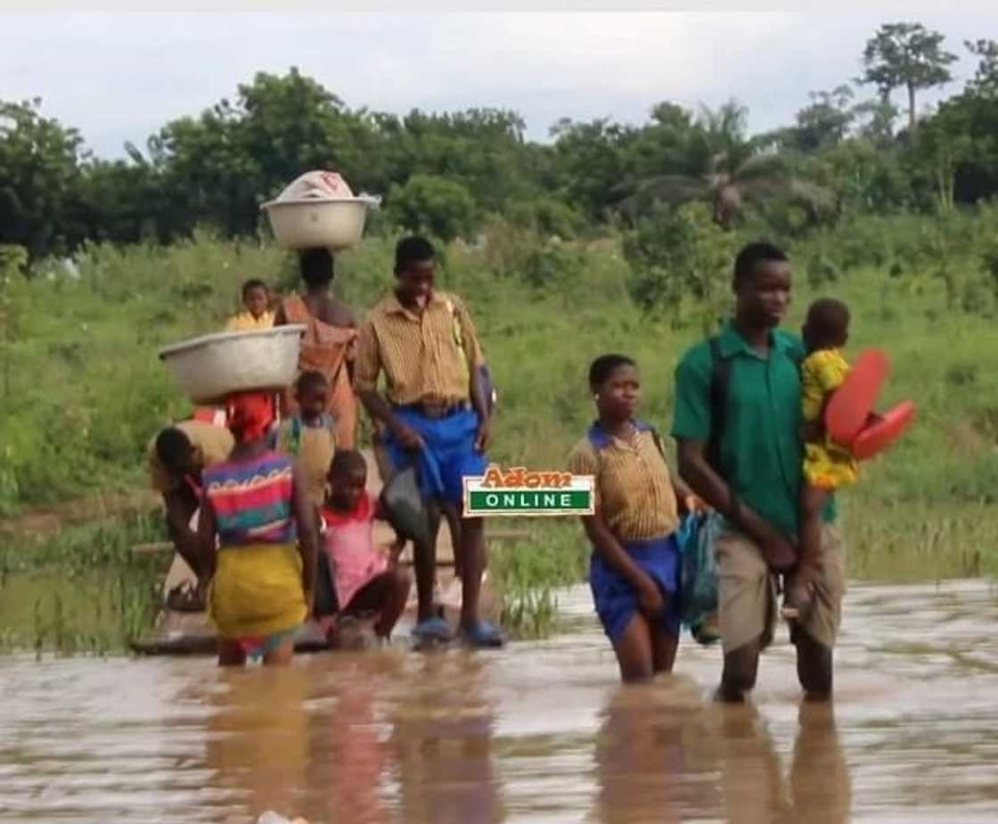 Pupils at Tapa Abotoase in the Volta Region swim to cross river to school Pupils at Tapa Abotoase in the Volta Region swim to cross river to school