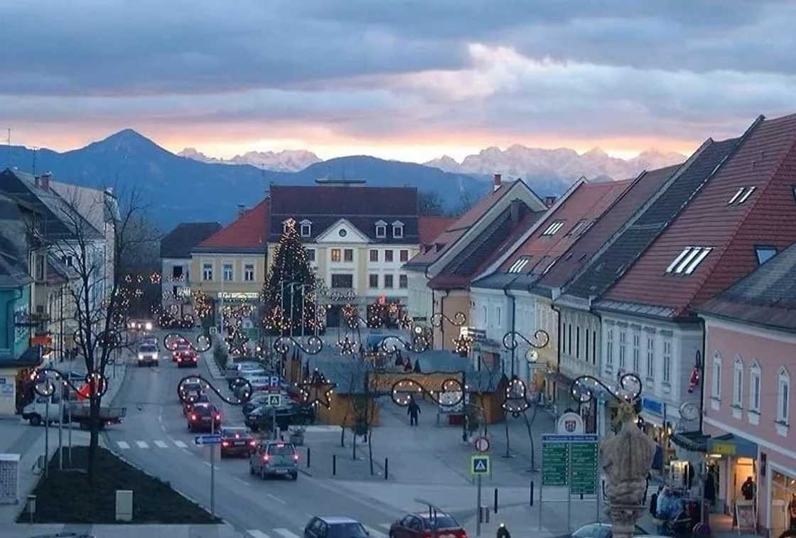 List of popular cities in Austria
List of names of cities in Austria
States in Austria
List of cities in Austria