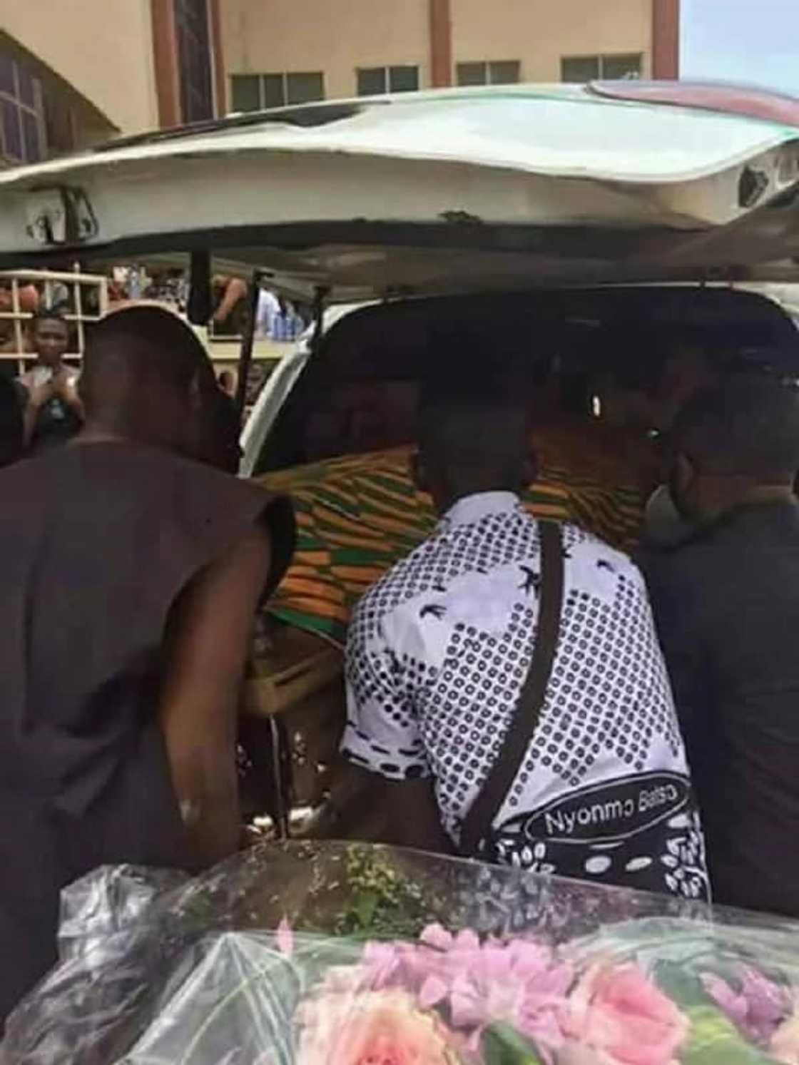 11 sad photos from Franky Kuri's burial that will break your heart today
