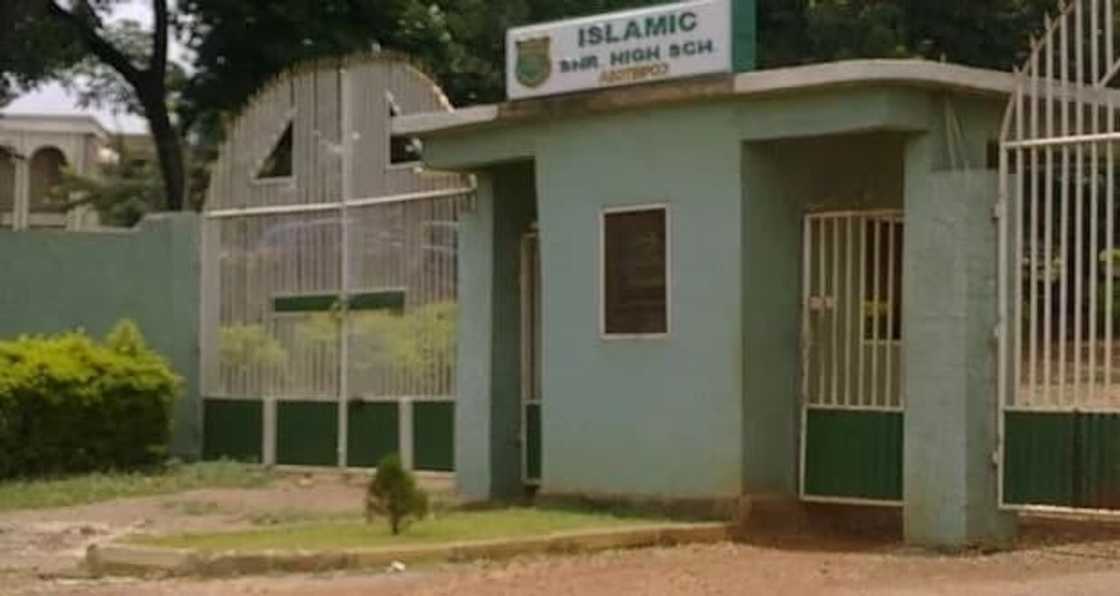 Islamic Senior High to punish students for dancing to 'One Corner' in class Islamic Senior High to punish students for dancing to 'One Corner' in class