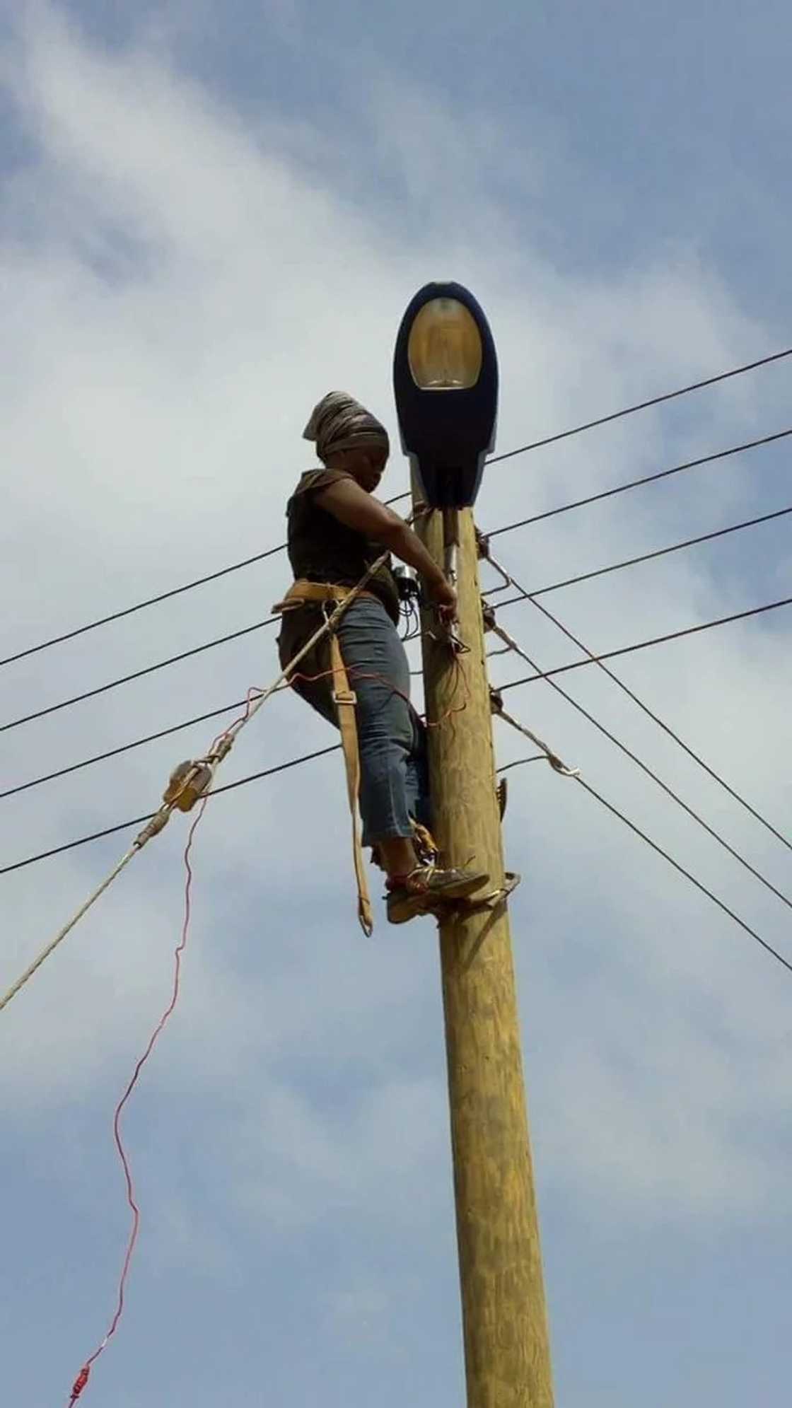 The story of this Ghanaian female electrician is inspiring everyone