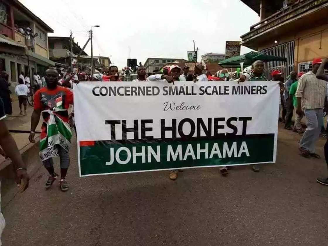 Massive crowd greets Mahama's Unity Walk in Kumasi Massive crowd greets Mahama's Unity Walk in Kumasi