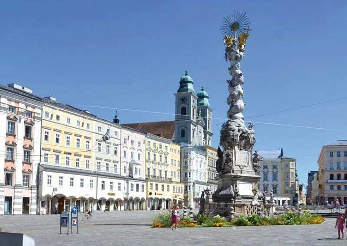 List of biggest cities in Austria
States in Austria
List of popular cities in Austria
List of names of cities in Austria