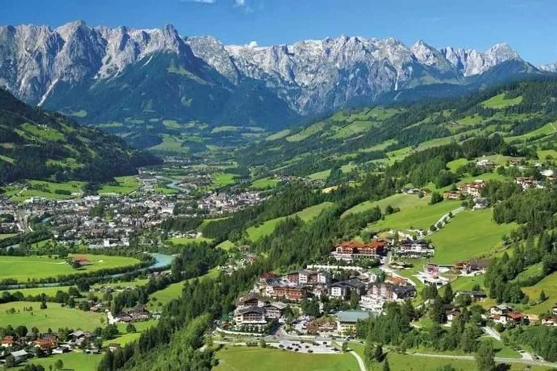 List of popular cities in Austria
List of names of cities in Austria
States in Austria
List of cities in Austria