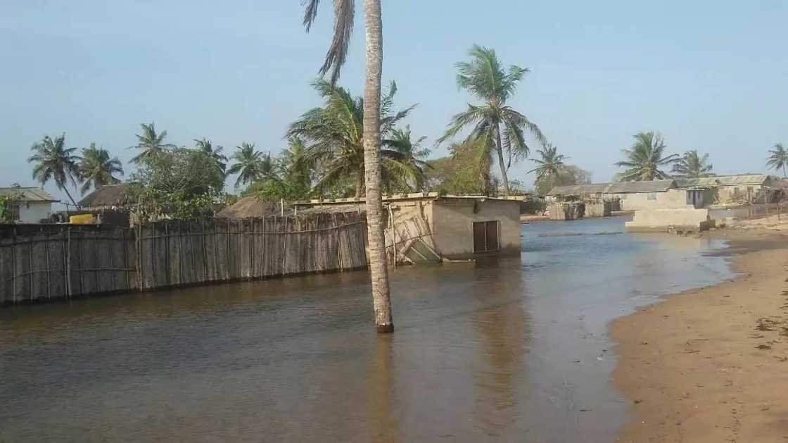Wild sea waves swallow homes in Volta Region Wild sea waves swallow homes in Volta Region