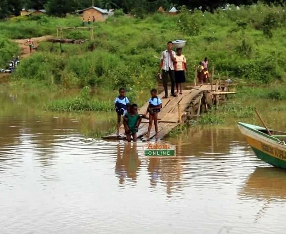 Pupils at Tapa Abotoase in the Volta Region swim to cross river to school Pupils at Tapa Abotoase in the Volta Region swim to cross river to school