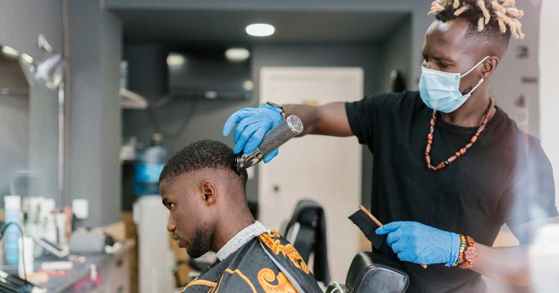 Benevolent Ghanaian barber offers free training Benevolent Ghanaian barber offers free training