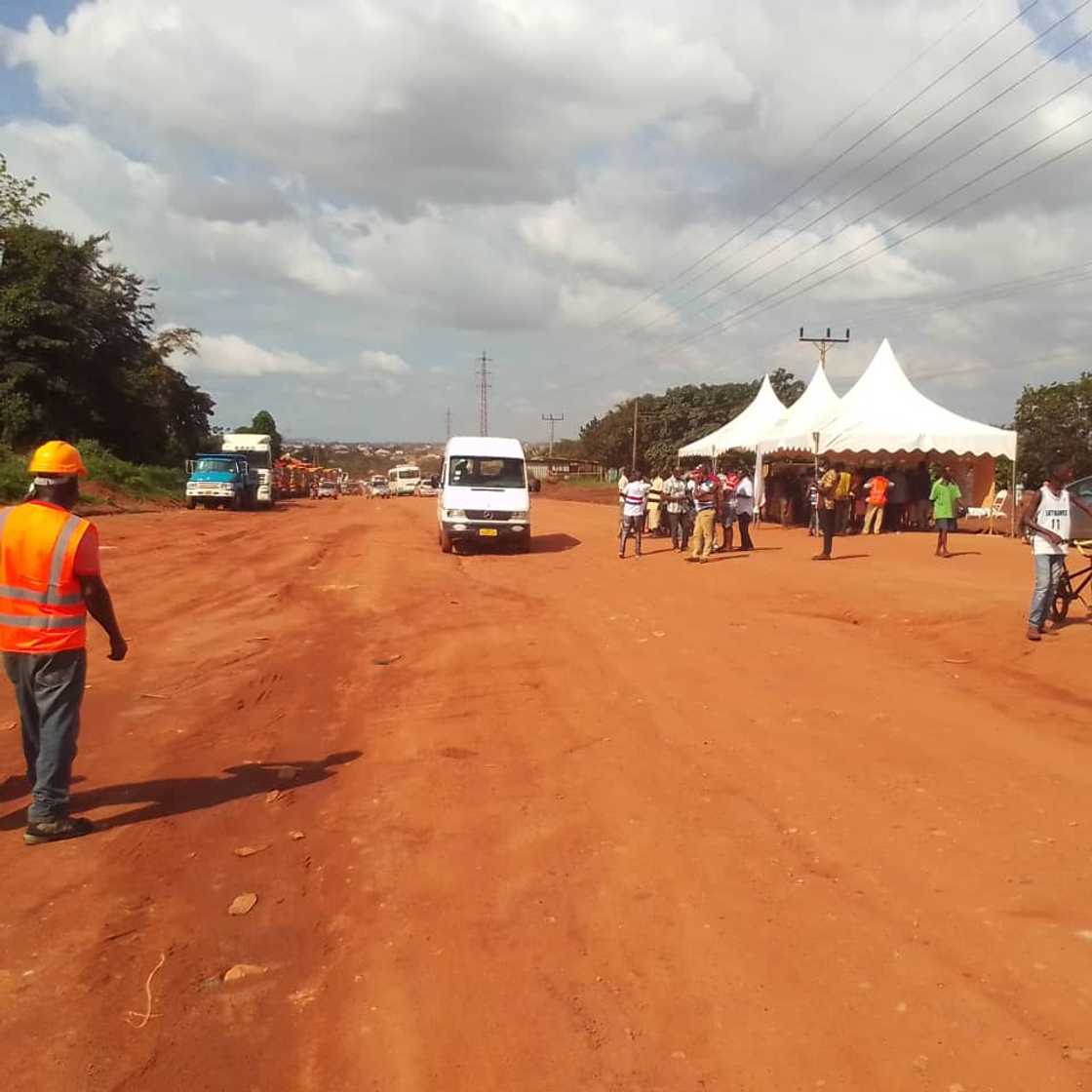 Akufo-Addo meets Kumasi "Fix our roads" protestors who reported disappearing road contractor to him Akufo-Addo meets Kumasi "Fix our roads" protestors who reported disappearing road contractor to him