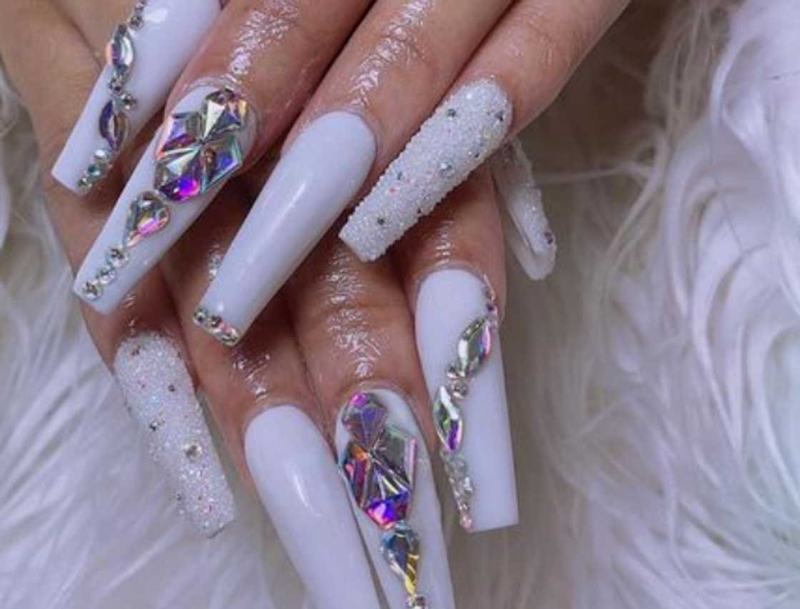 Diamond-studded rhinestone nail designs Diamond-studded rhinestone nail designs