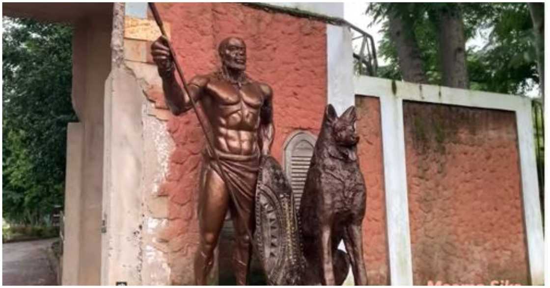 The palace boasts impressive statues The palace boasts impressive statues