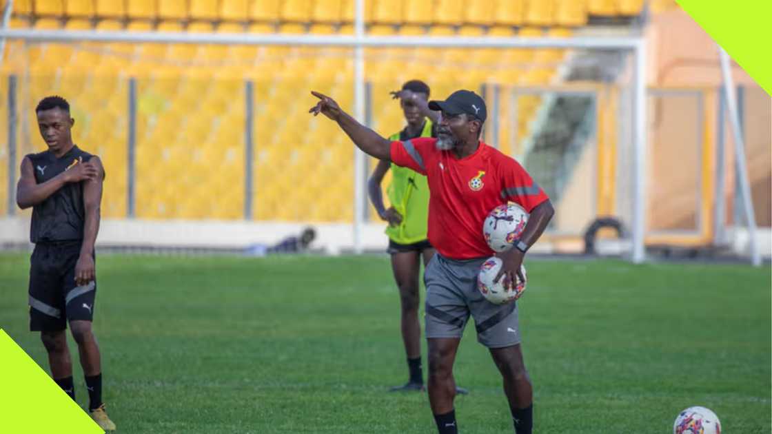 Laryea Kingston coaching the Ghana U17 team.