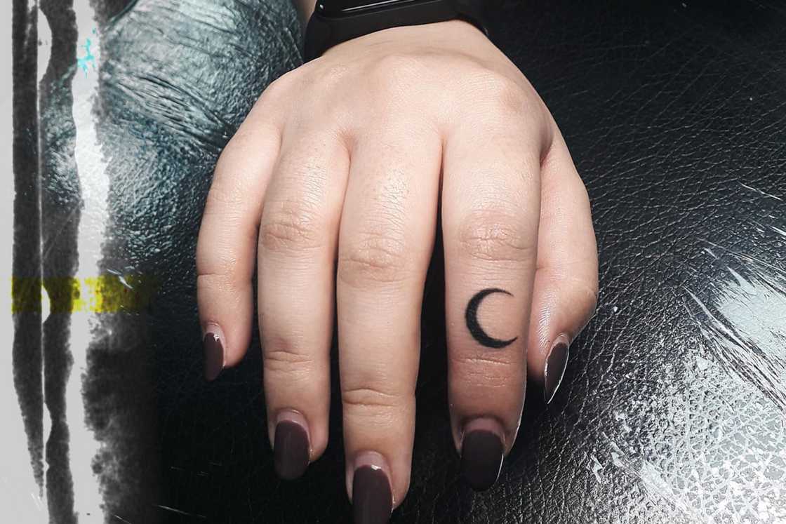 finger tattoo