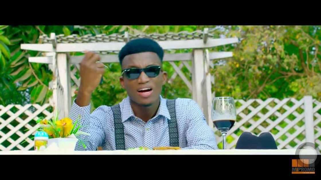 Kofi Kinaata - Single and Free