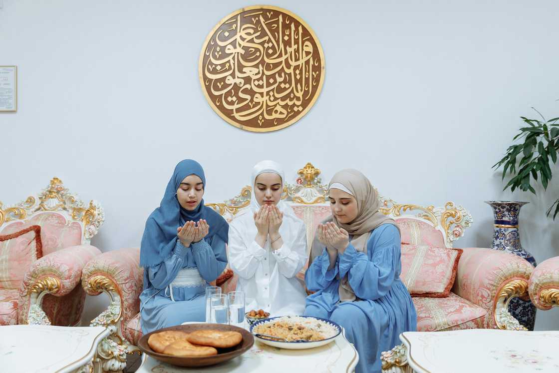Group of Islam women believers praying for food Group of Islam women believers praying for food