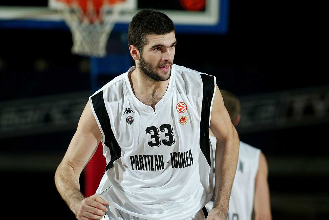 Top 10 tallest NBA players of all time Top 10 tallest NBA players of all time