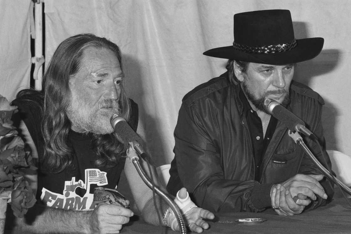 American musicians Willie Nelson (L) and Waylon Jennings (R). American musicians Willie Nelson (L) and Waylon Jennings (R).