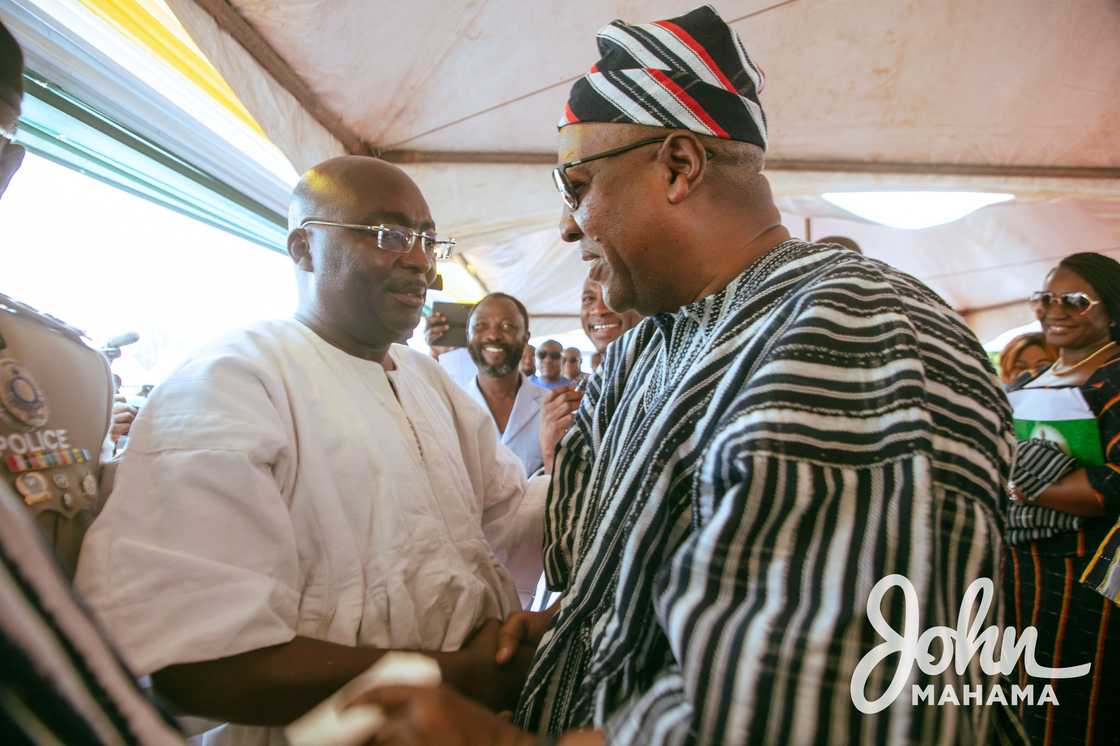 Mahama and Bawumia embrace at the Yagbonwura's installation.