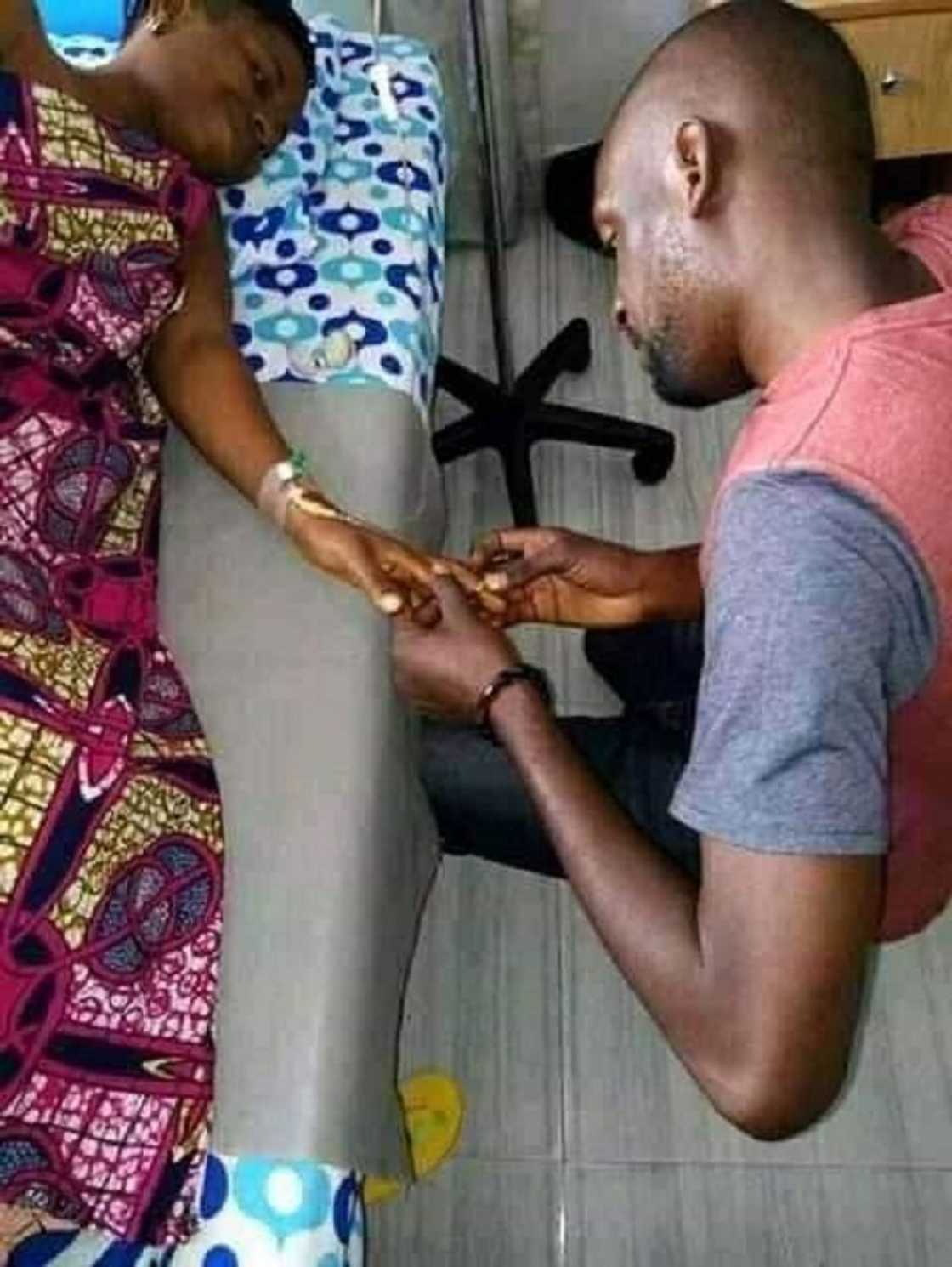 Fine man proposes to seriously sick fiancée’s in hospital bed; lovely surface online Fine man proposes to seriously sick fiancée’s in hospital bed; lovely surface online