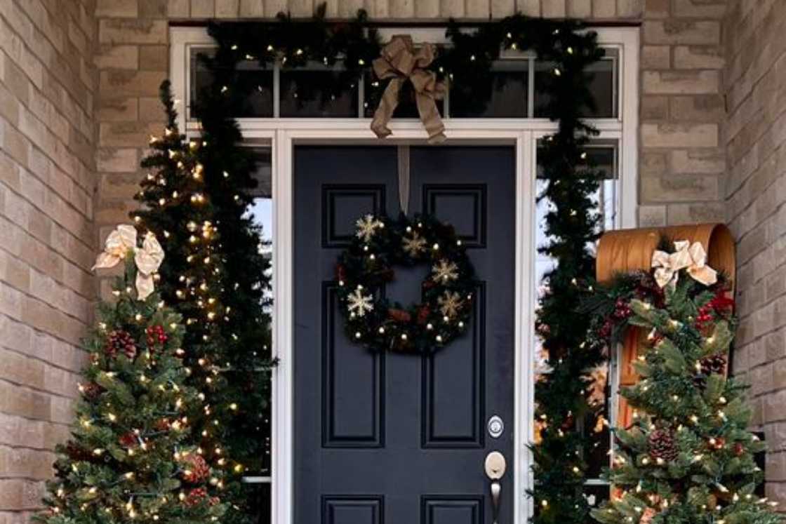 Sparkling wreath and Chrismas tree decorations Sparkling wreath and Chrismas tree decorations