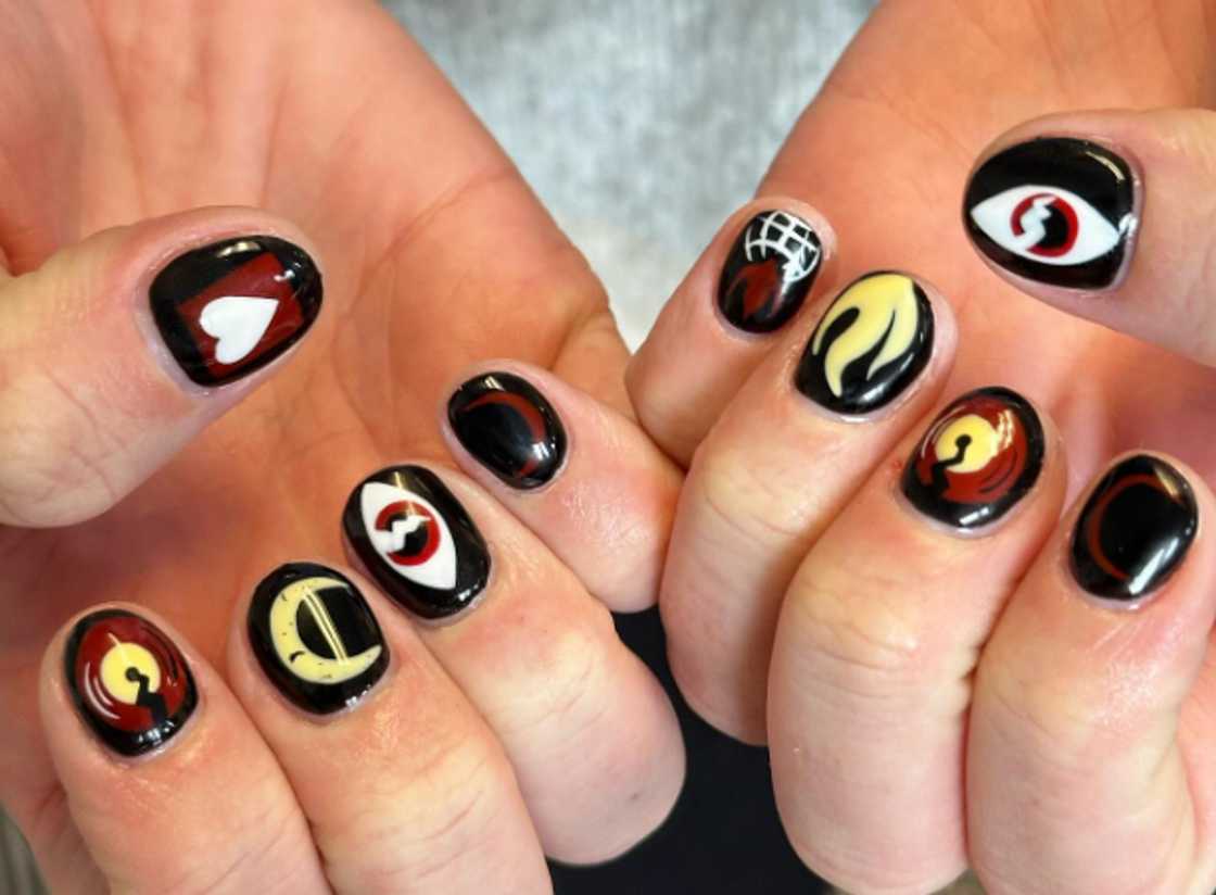 Pearl jam rhinestone nails Pearl jam rhinestone nails