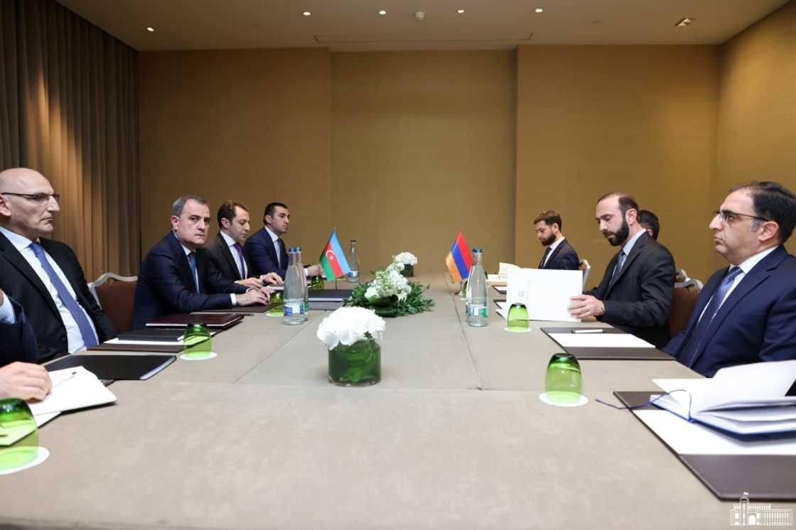 Armenian foreign minister Ararat Mirzoyan (2R) and Azerbaijan's foreign minister Jeyhun Bayramov (2L) meet in Geneva on October 2, 2022 Armenian foreign minister Ararat Mirzoyan (2R) and Azerbaijan's foreign minister Jeyhun Bayramov (2L) meet in Geneva on October 2, 2022