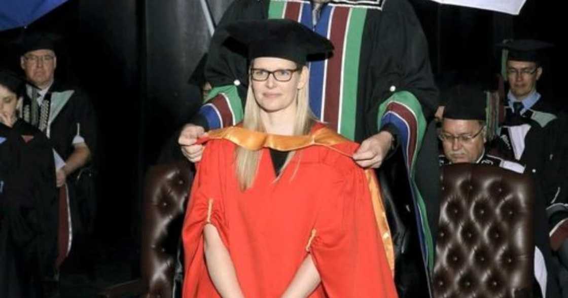 Proud Doctor Celebrates Day She Got PhD After 15 Years of Hard Work Proud Doctor Celebrates Day She Got PhD After 15 Years of Hard Work