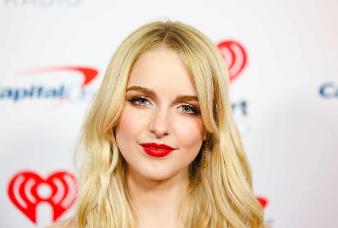 Mckenna Grace in a red lippy smiling Mckenna Grace in a red lippy smiling