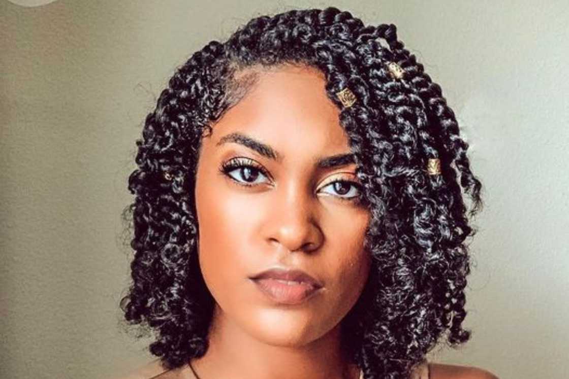 A woman with curly mimi curls style