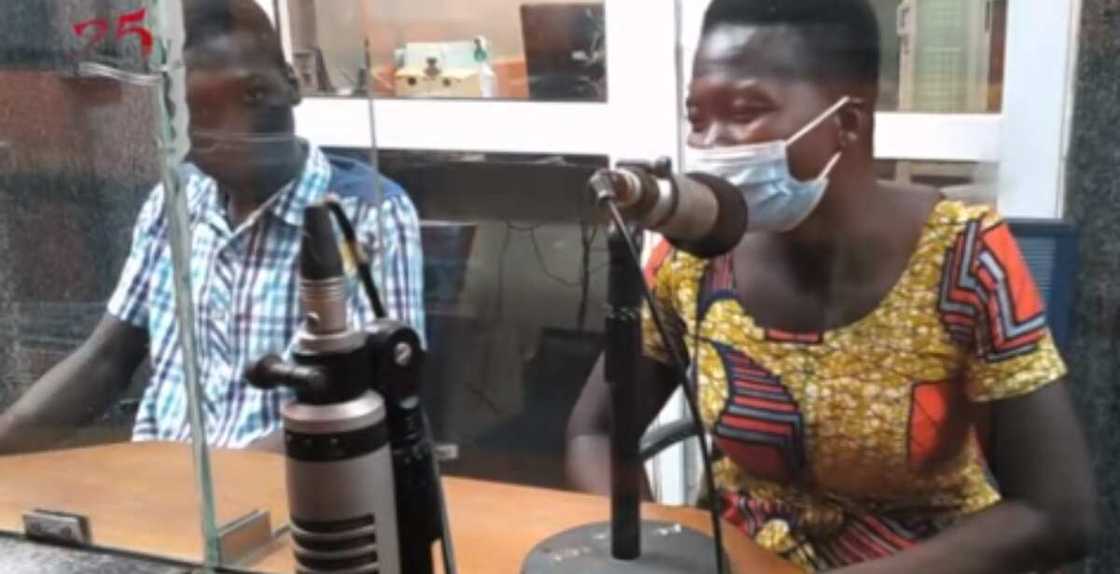 Woman narrates returning purse containing dollars Woman narrates returning purse containing dollars