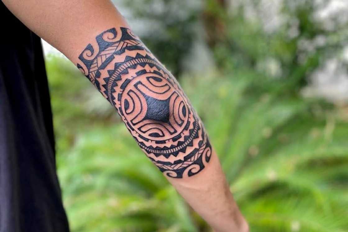 An eye-catching ornamental elbow body art An eye-catching ornamental elbow body art