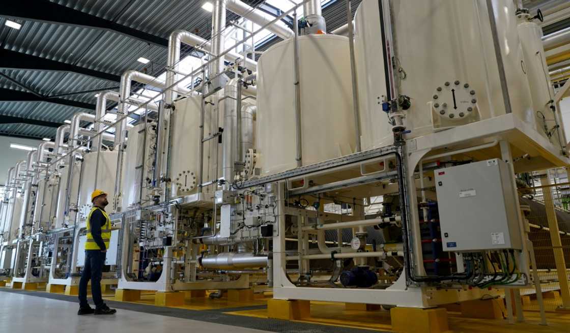 Using eight electrolysers powered by solar and wind energy, the plant will produce around eight tonnes of hydrogen a day in its first phase