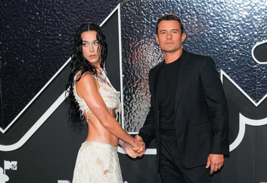 Katy Perry and Orlando Bloom during an award ceremony Katy Perry and Orlando Bloom during an award ceremony