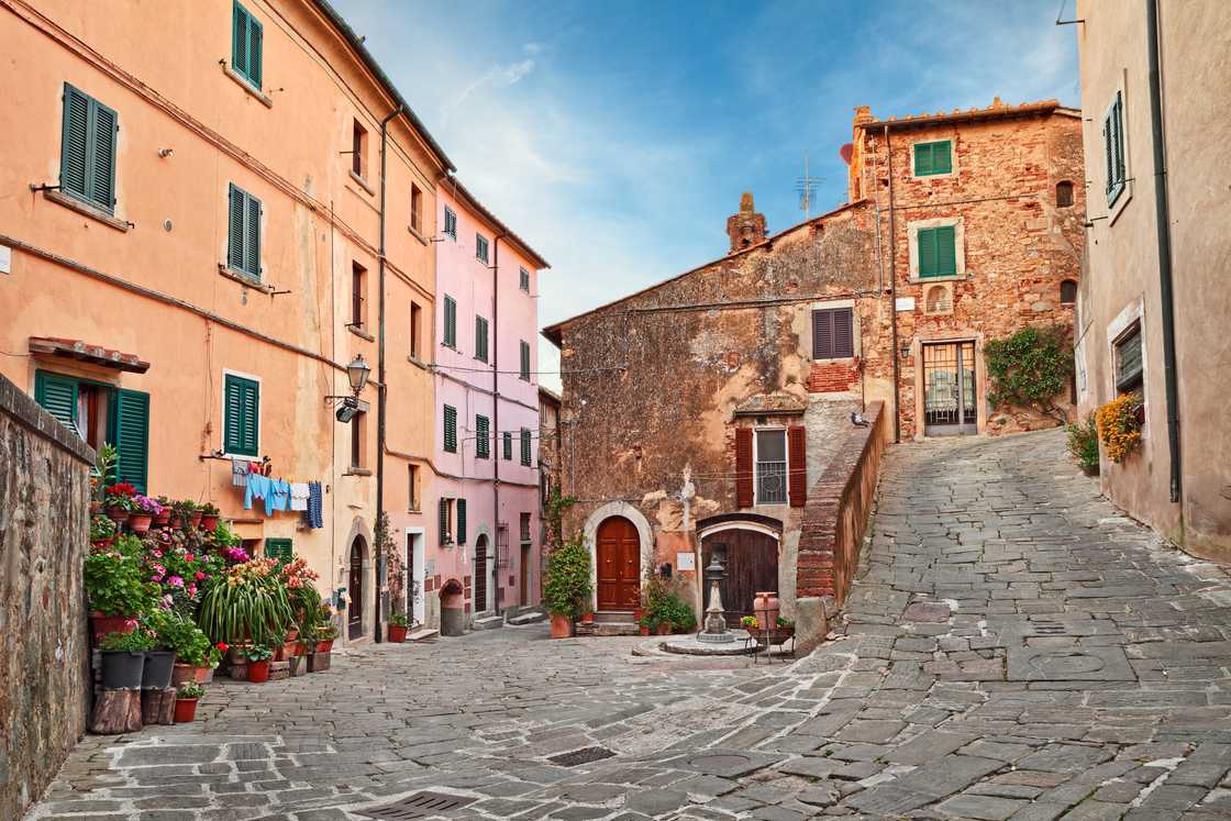 Italy, village, Santo Stefano di Sessanio, jobs, work, travel