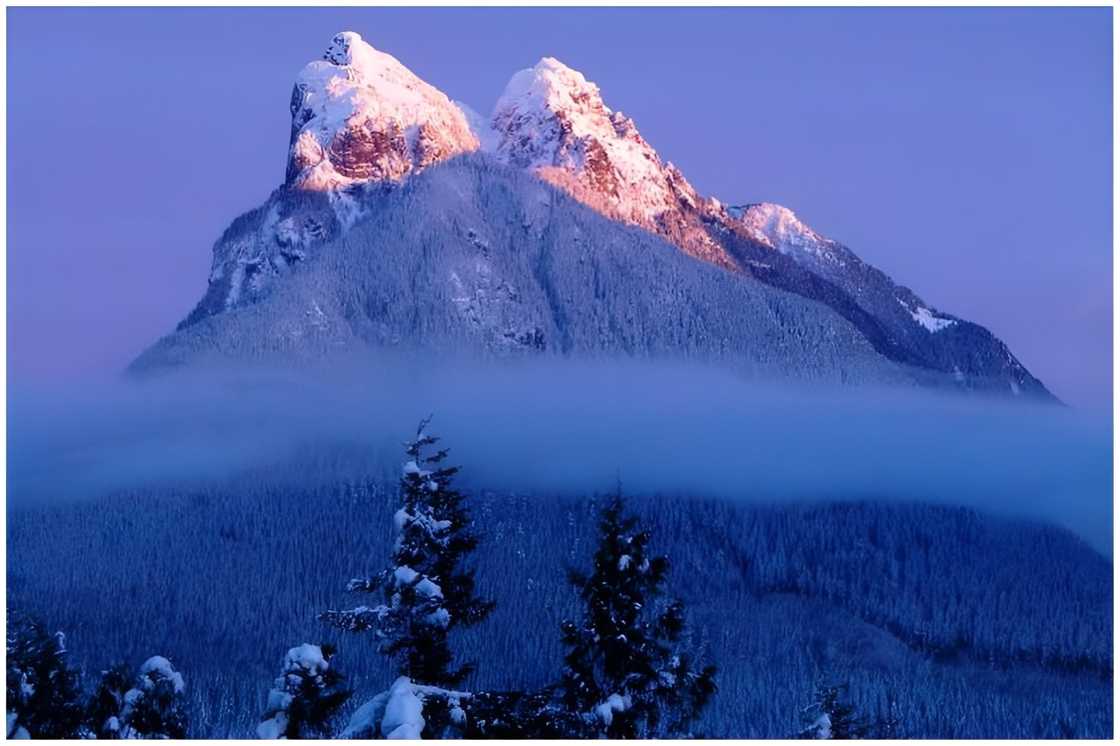 Spectacular view of Baring Mountain
