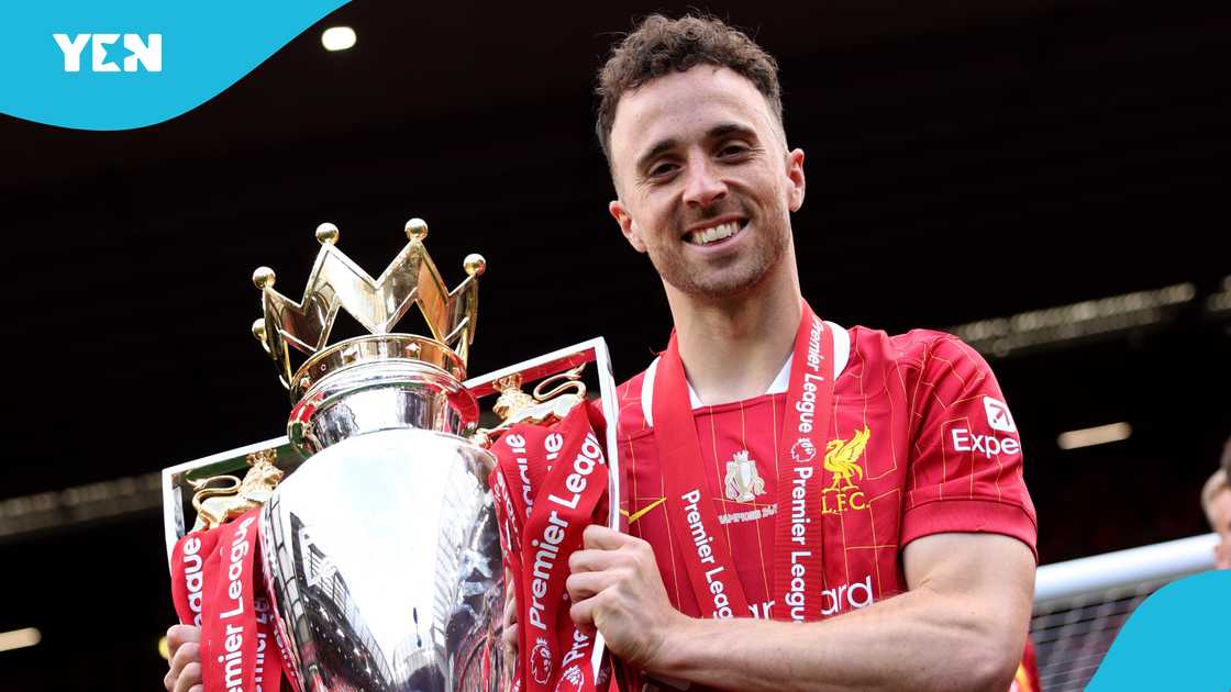 Diogo Jota, Premier League, trophy. Diogo Jota, Premier League, trophy.