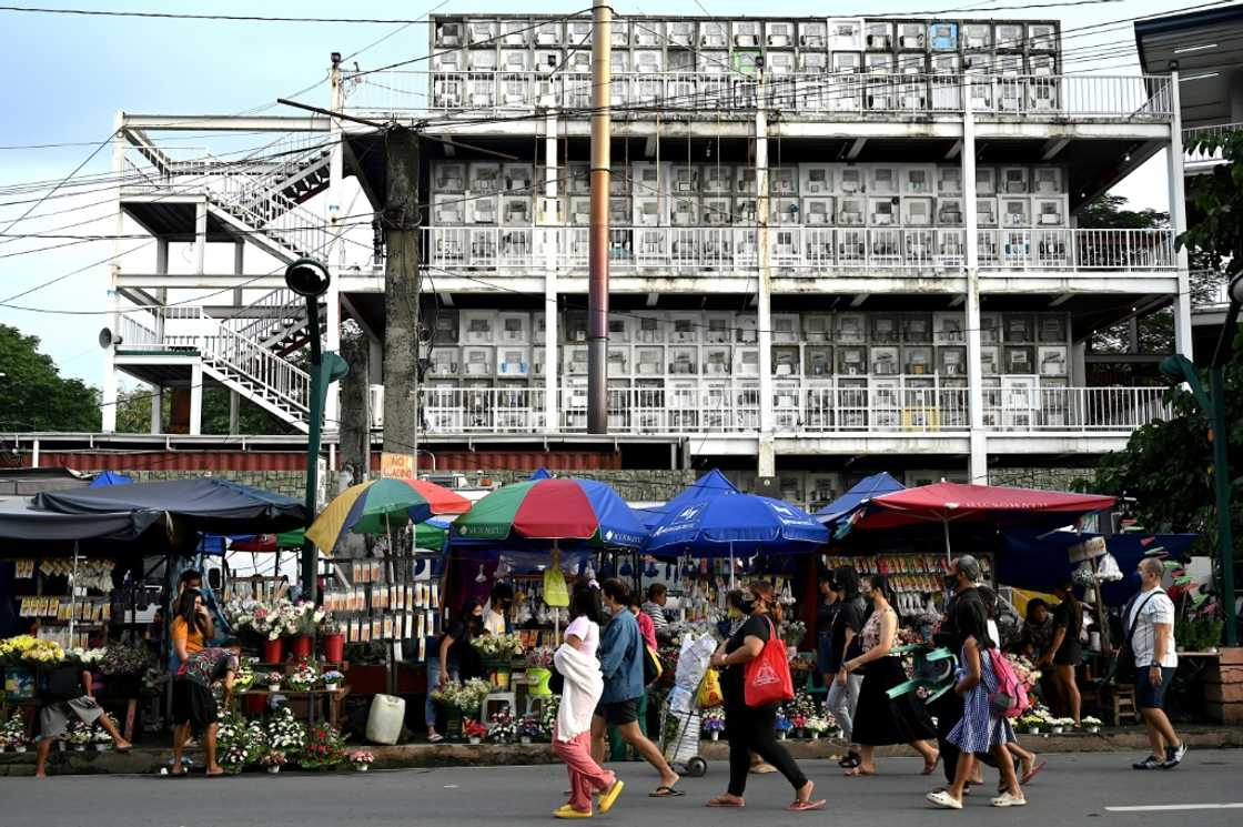People began lining up before dawn to enter graveyards in Manila People began lining up before dawn to enter graveyards in Manila