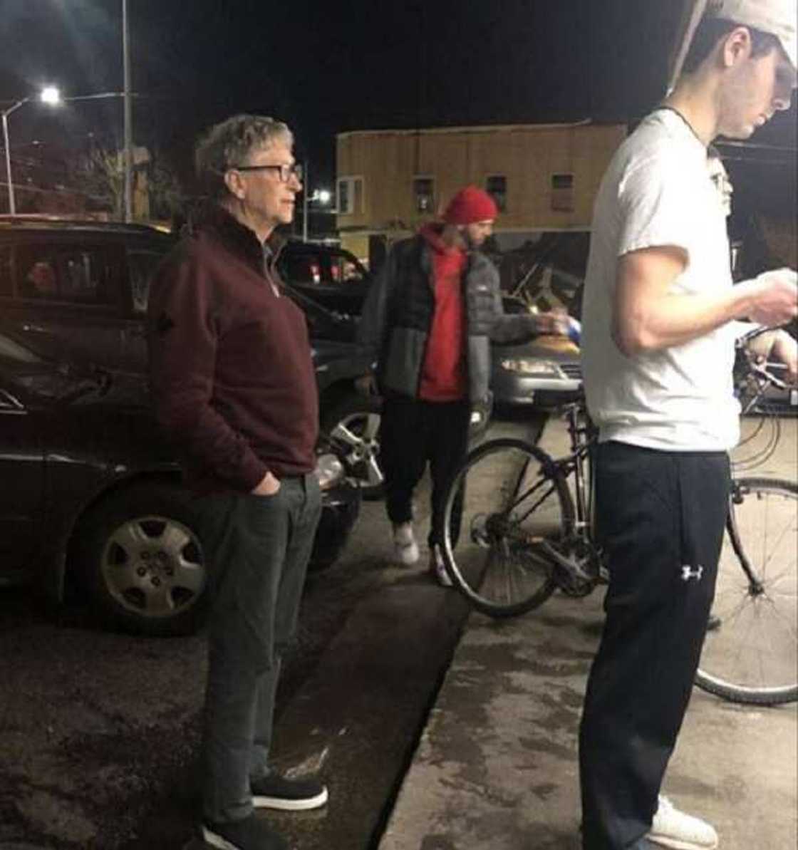 Billionaire Bill Gates spotted on queue at a local burger shop (photos)